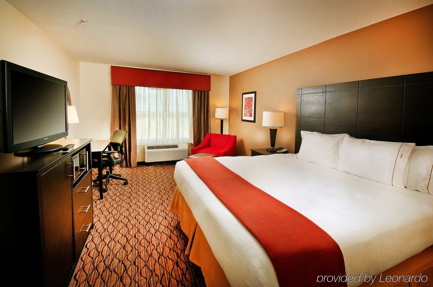 Holiday Inn Express Hotel And Suites Pearsall By Ihg Exterior photo