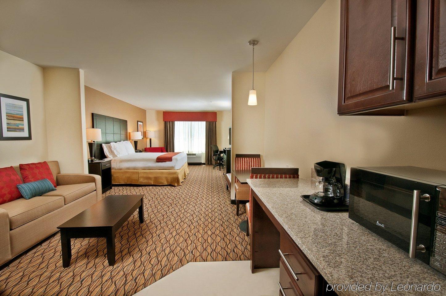 Holiday Inn Express Hotel And Suites Pearsall By Ihg Exterior photo